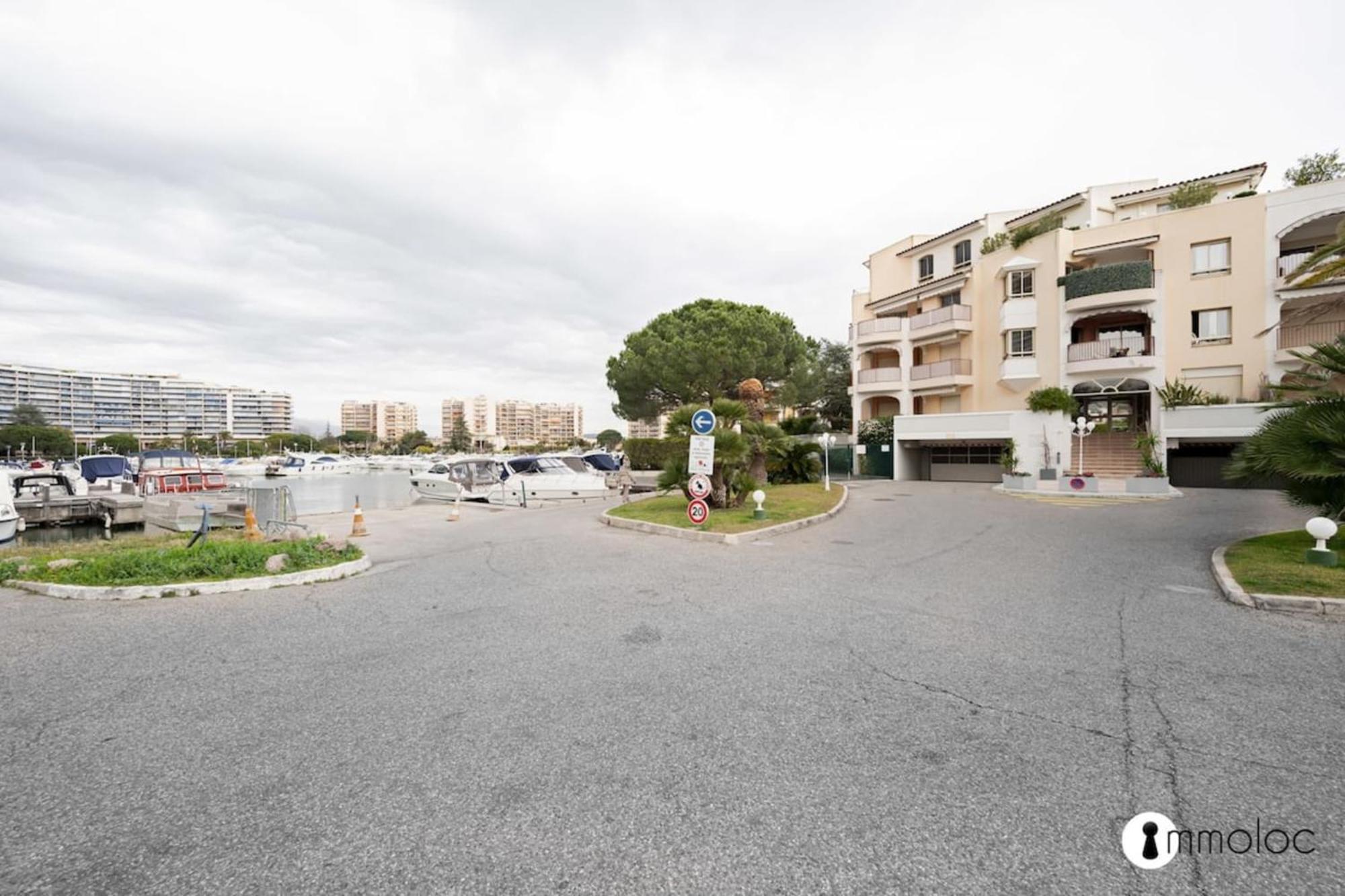 Spacious Apartment With Pool Located In The Marina Of Mandelieu Exterior foto